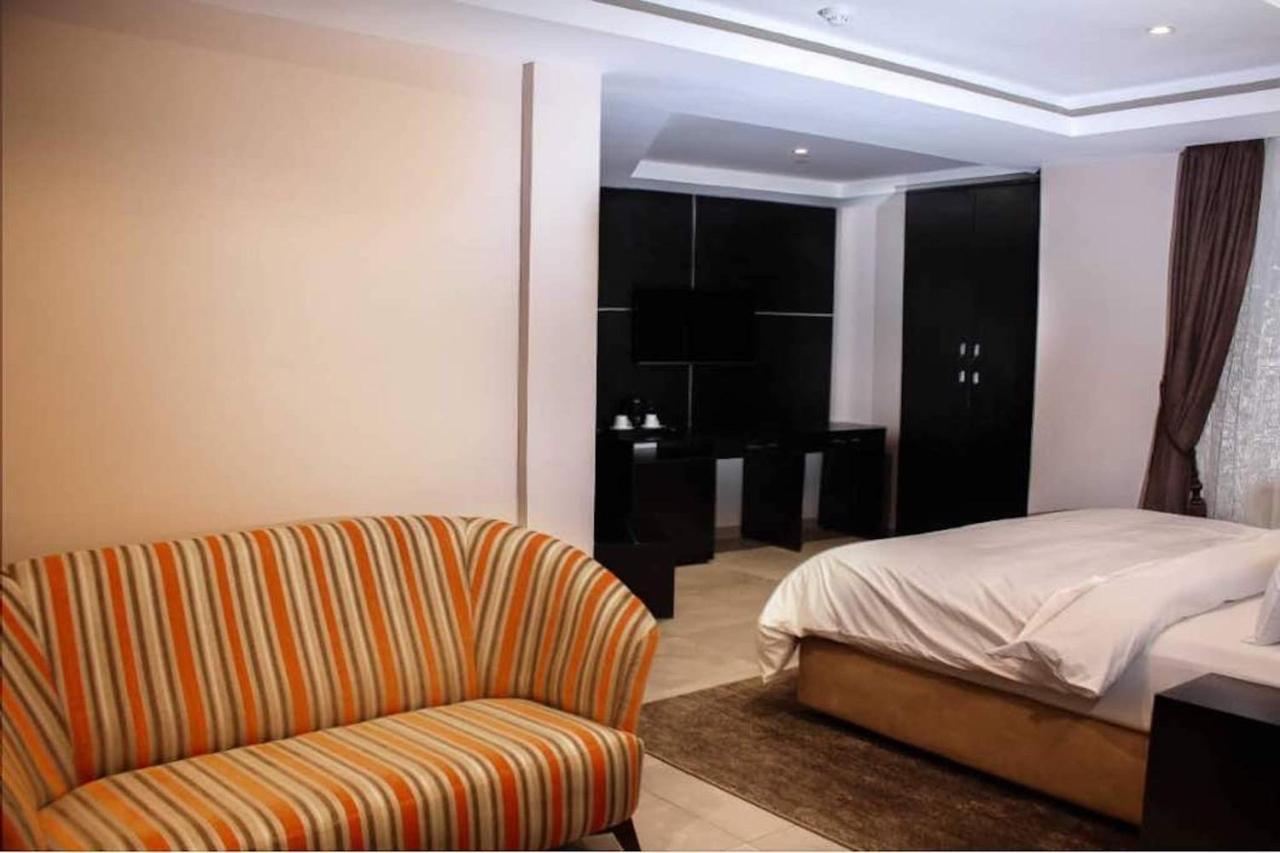 Joshesther Olive Hotel Ikeja Exterior foto