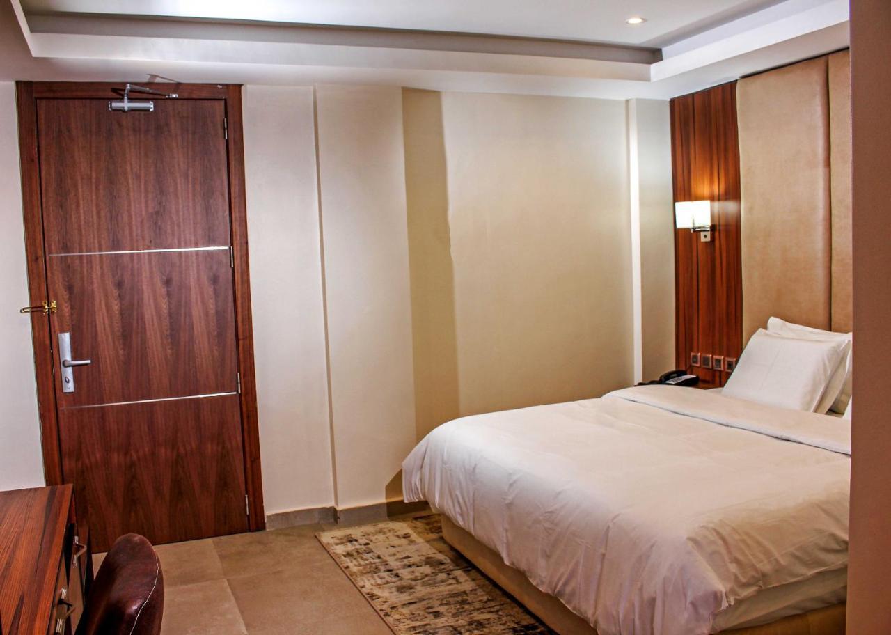 Joshesther Olive Hotel Ikeja Exterior foto