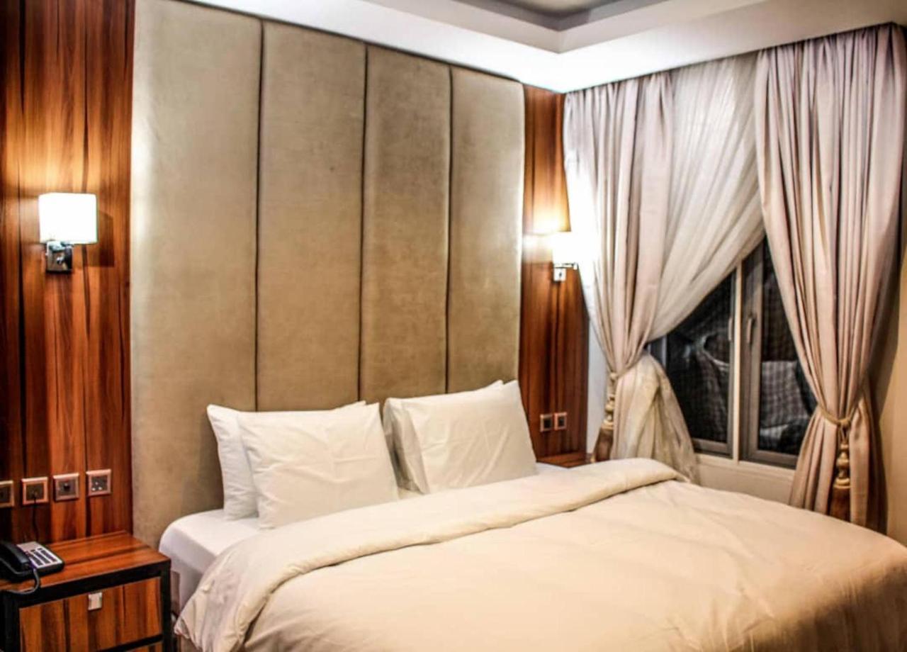 Joshesther Olive Hotel Ikeja Exterior foto